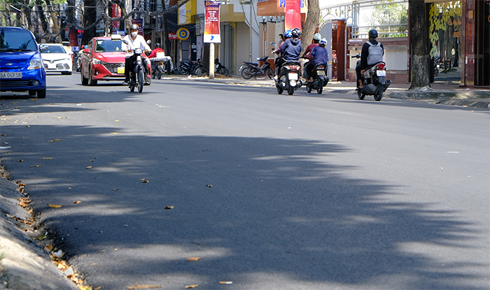 Mặt đường phẳng phiu, thuận lợi cho người tham gia giao thông. Sau khi hoàn thành mặt đường, đơn vị thi công sẽ tiến hành sơn, kẻ vạch đường. Ảnh chụp đường Nguyễn Trãi.