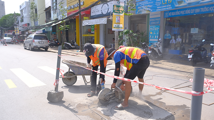 Hiện nay, một số tuyến đường có nắp hố ga nhô cao đang được sửa chữa, đảm bảo an toàn cho người đi đường. Ảnh chụp tại đường Ngô Quyền.