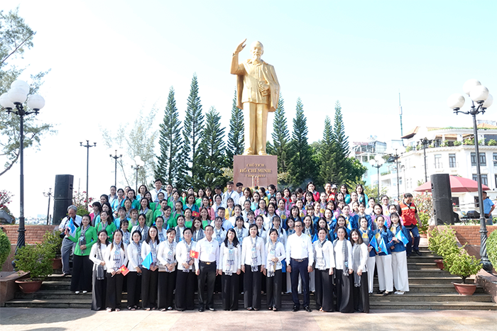 Đoàn diễu hành chụp ảnh lưu niệm trước Tượng đài Chủ tịch Hồ Chí Minh. Ảnh: DUY KHÔI