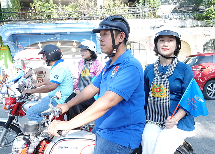 Phụ nữ Công an TP Cần duyên dáng áo bà ba trên xe Honda 67 tham gia diễu hành. Ảnh: DUY KHÔI