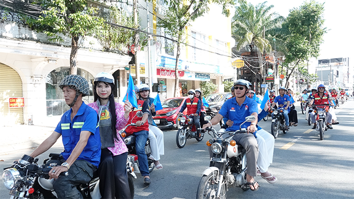 Đoàn diễu hành qua đường Hai Bà Trưng, quận Ninh Kiều. Ảnh: DUY KHÔI