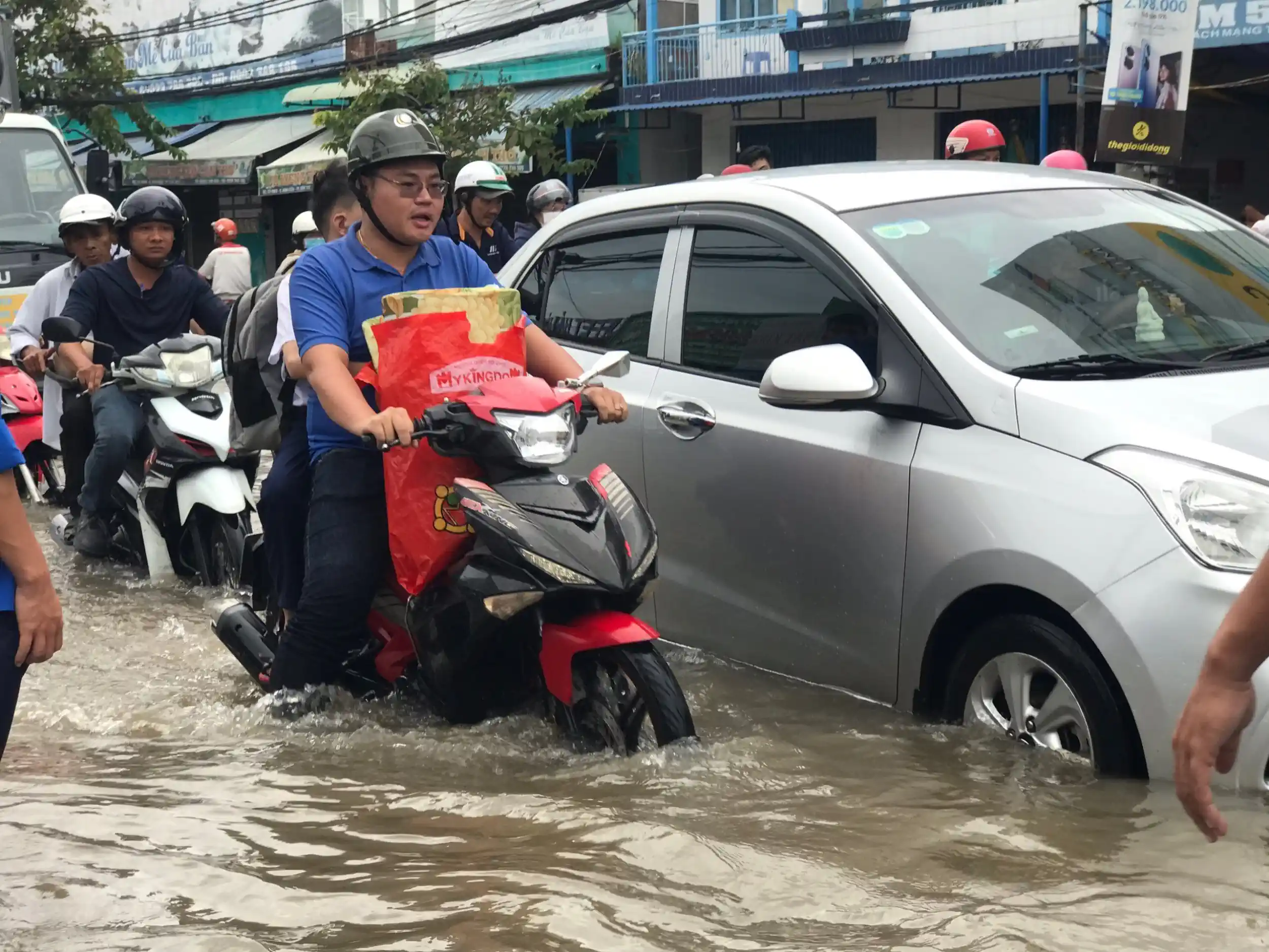 Ông Lại Phước Trường Thành, Phó Chủ tịch Hội LHTNVN quận Ninh Kiều, tình nguyện đưa học sinh đến trường trong đợt triều cường đầu tháng 10-2023.