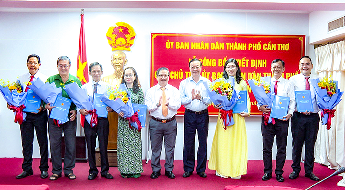 Với sự tham mưu của Ban Tổ chức Thành ủy, công tác điều động, bổ nhiệm cán bộ được thực hiện chặt chẽ, đúng quy định. Trong ảnh: Lãnh đạo thành phố trao quyết định điều động bổ nhiệm cán bộ các sở, ngành, địa phương.