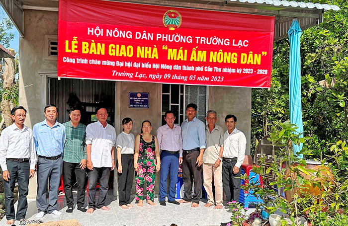 Thiết thực chăm lo, hỗ trợ hội viên, nông dân nâng cao đời sống Lễ bàn giao Mái ấm nông dân cho gia đình anh Lê Văn Giúp ở phường Trường Lạc.