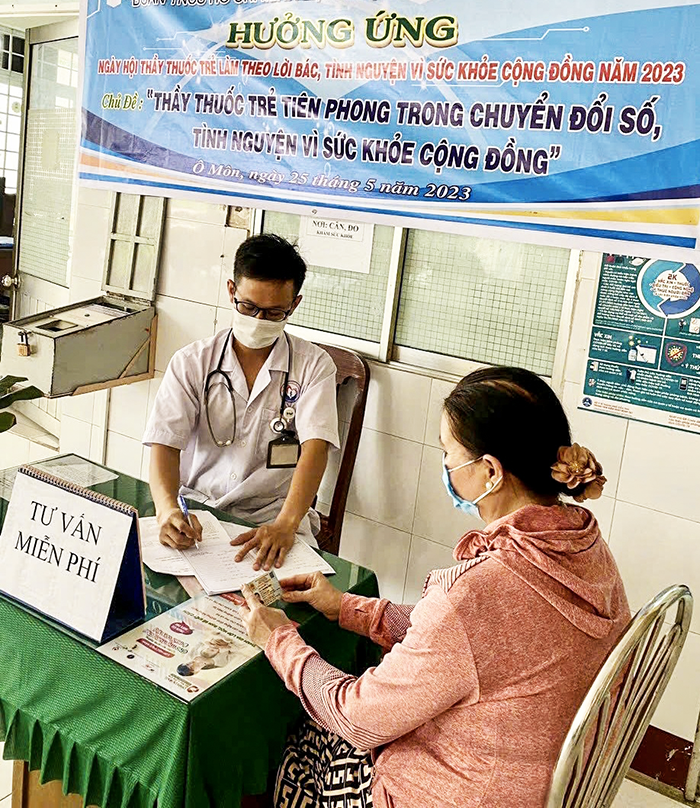 Người tham gia BHYT đến khám chữa bệnh tại Bệnh viện Đa khoa quận Ô Môn.