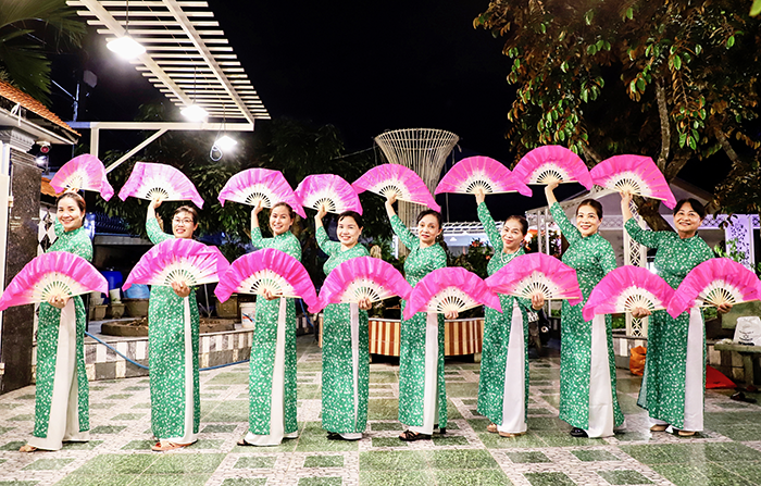 Các thành viên Tổ văn nghệ khu vực 2, phường Trà Nóc, quận Bình Thủy, hăng say tập luyện thi diễn văn nghệ nhân Ngày Phụ nữ Việt Nam 20-10.