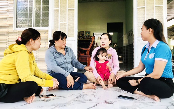 Khi một nửa yêu thương rời xa Sau biến cố, nhờ sự quan tâm hỗ trợ những người xung quanh, chị Kiều Trang (thứ hai, từ phải sang) dần lấy lại tinh thần. Trong ảnh: Các cán bộ Phụ nữ phường Hưng Thạnh đến thăm hỏi, động viên chị Trang.