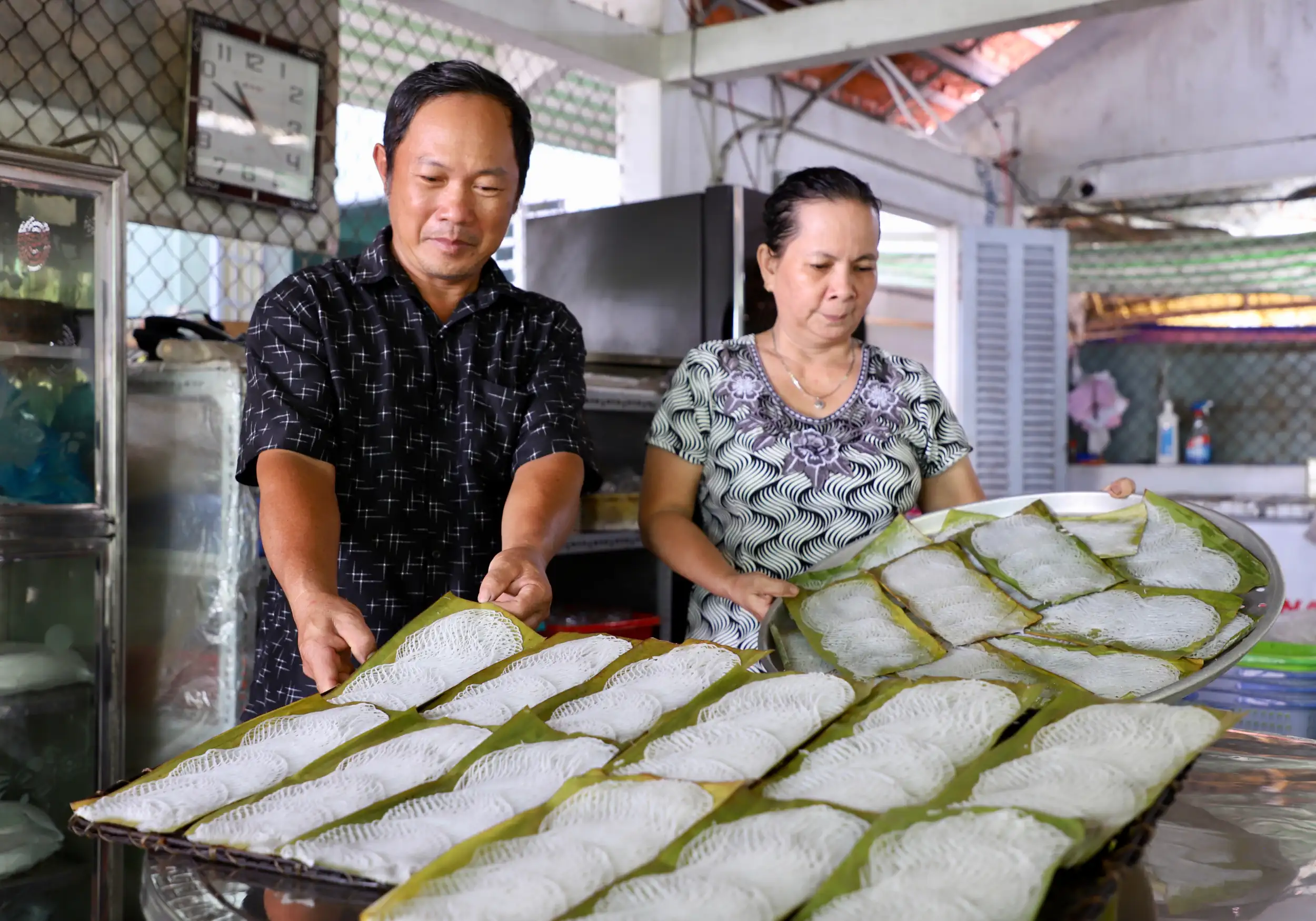 Vợ chồng anh Trần Thiện Cảnh, chủ cơ sở làm bánh hỏi mặt võng Út Dzách chuẩn bị bánh hỏi mặt võng phục vụ khách tham quan.