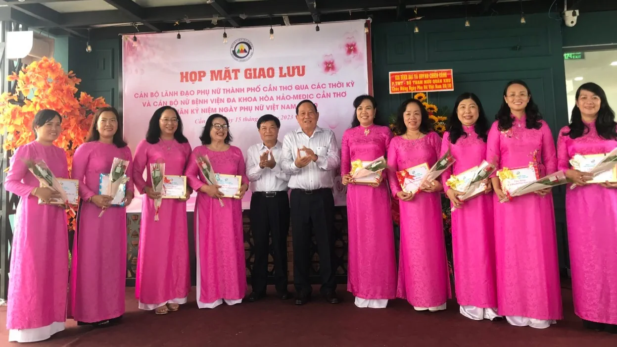 Thiếu tướng Vũ Cao Quân và lãnh đạo BV tặng quà cho các đại biểu dự họp mặt.