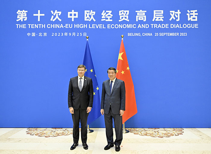 Phó Thủ tướng Trung Quốc Hà Lập Phong (phải) và Phó Chủ tịch Ủy ban châu Âu Valdis Dombrovskis. Ảnh: THX/TTXVN