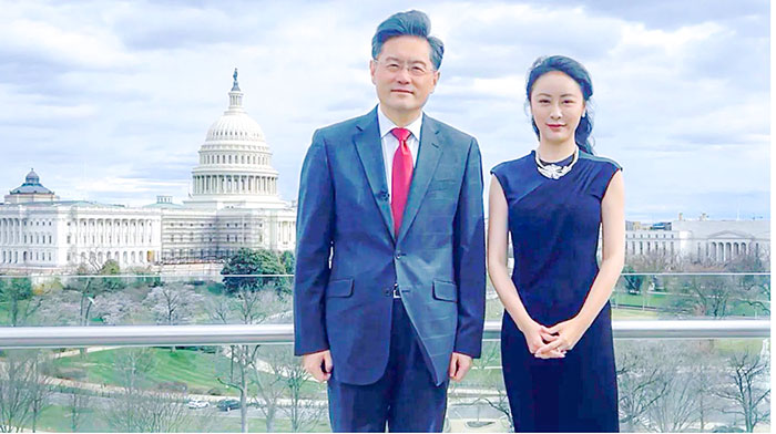 Ông Tần Cương “ngã ngựa” vì ngoại tình? Bà Phó Hiểu Điền (phải) chụp ảnh lưu niệm cùng ông Tần Cương trong một cuộc phỏng vấn hồi tháng 3-2022 khi ông này là đại sứ Trung Quốc tại Mỹ. Ảnh: CNN