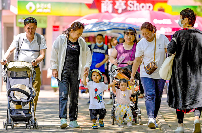 Trung Quốc suy giảm dân số phần nhiều do người trẻ trốn tránh kết hôn và sinh con. Ảnh: SCMP