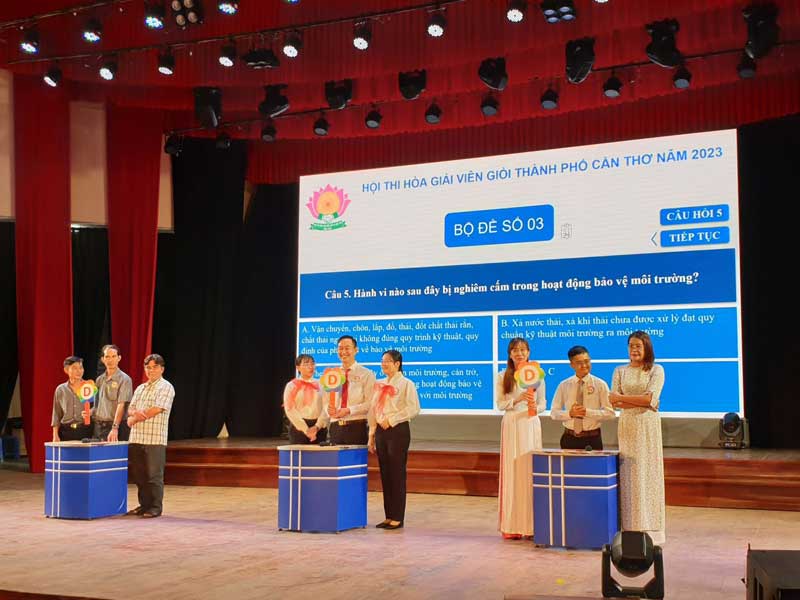 Sâu khấu hóa là hình thức tuyên truyền pháp luật sinh động. Trong ảnh: Các quận, huyện tham gia Hội thi Hòa giải viên giỏi TP Cần Thơ năm 2023.