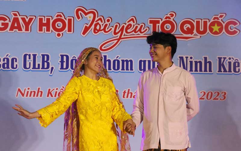 Thành viên CLB GEMmodels tại Trường THPT Châu Văn Liêm (quận Ninh Kiều) tham gia Liên hoan các CLB, đội, nhóm do Quận đoàn - Hội LHTNVN quận Ninh Kiều tổ chức với tiết mục trình diễn thời trang dân tộc thiểu số.