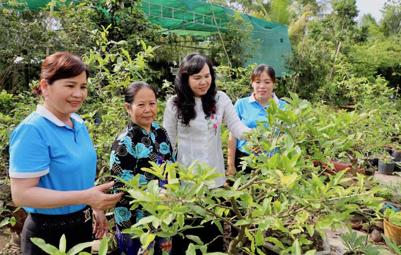 Bà Võ Kim Thoa, Chủ tịch Hội LHPN TP Cần Thơ (thứ 2 từ phải qua) thăm các mô hình vay vốn làm ăn hiệu quả của hội viên, phụ nữ trên địa bàn huyện Cờ Đỏ. Ảnh: HỒNG VÂN