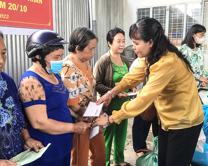 Đại diện Ủy ban MTTQVN TP Cần Thơ tặng quà phụ nữ mù hoàn cảnh khó khăn. Ảnh: A.P