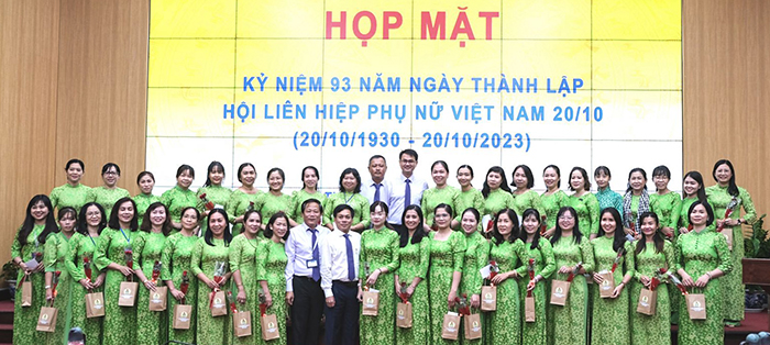 Đồng chí Nguyễn Ngọc Hè, Phó Chủ tịch UBND TP Cần Thơ và lãnh đạo Văn phòng tặng quà các đại biểu tham dự. Ảnh: KIỀU CHINH