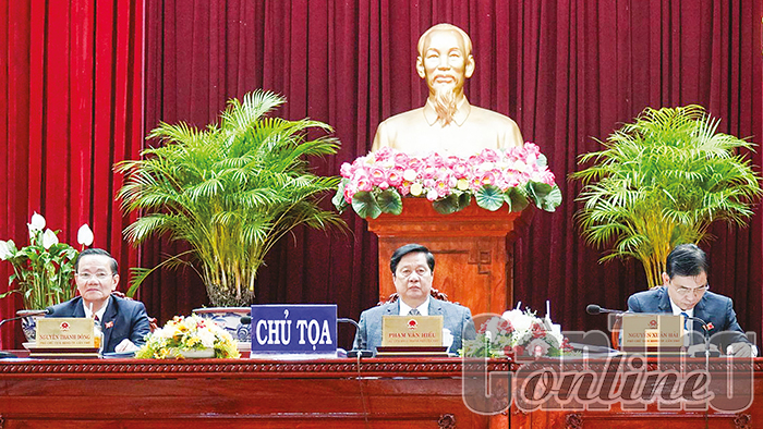 Thường trực HĐND thành phố chủ tọa kỳ họp. Ảnh: ANH DŨNG