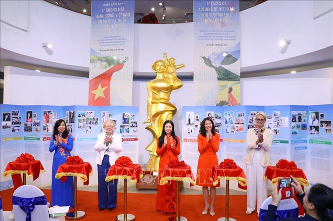 Khai mạc Triển lãm “17 Gương mặt Hành động Việt Nam vì sự phát triển bền vững” Tổng Giám đốc Văn phòng Liên hợp quốc tại Geneva Tatiana Valovaya và các đại biểu cắt băng khai mạc Triển lãm ảnh: “17 Gương mặt hành động Việt Nam vì sự phát triển bền vững”. Ảnh: Văn Điệp/TTXVN