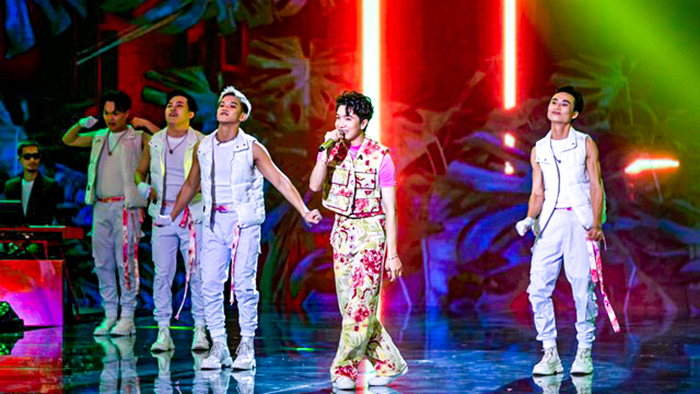 Xuân Định K.Y hát “Chim sáo ngày xưa” trên sân khấu Vietnam Idol 2023. Ảnh: BTC