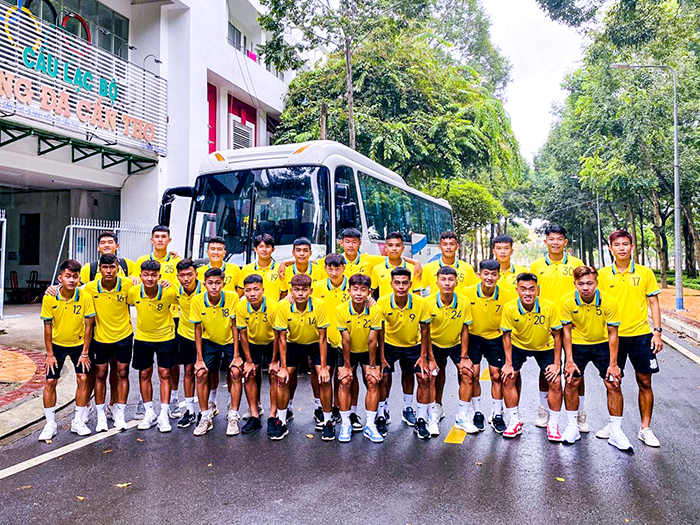 Bóng đá Cần Thơ trở lại giải hạng Ba Các cầu thủ đội Cần Thơ chuẩn bị lên đường tới TP Hồ Chí Minh sáng 19-10.