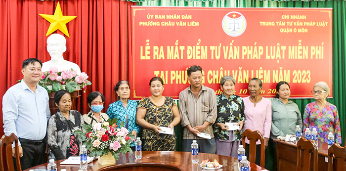 Các hộ nghèo, cận nghèo trên địa bàn phường Châu Văn Liêm được nhận quà của Hội Luật gia.