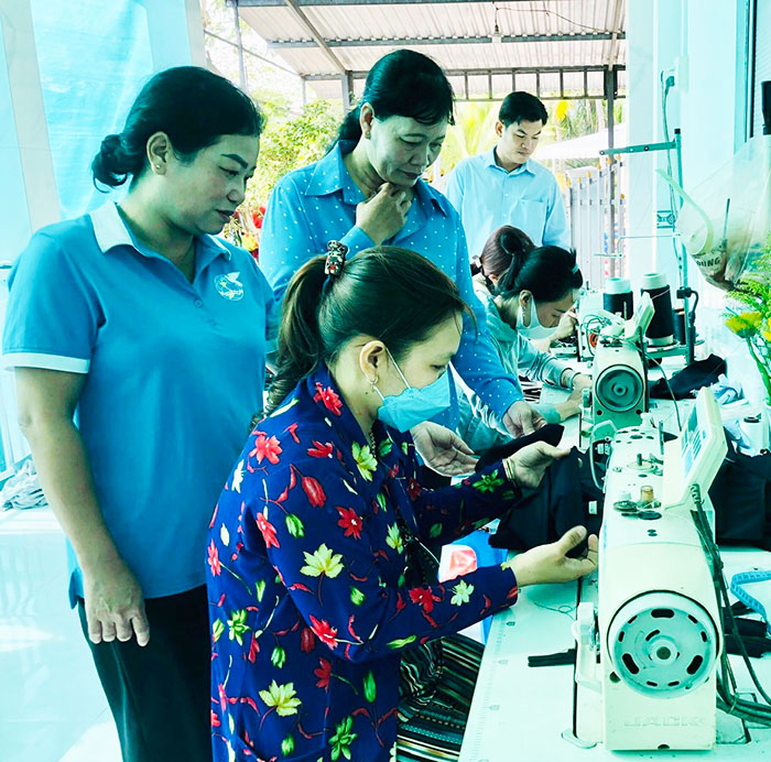 Cán bộ Hội LHPN phường Thới An, quận Ô Môn tìm hiểu hoạt động của Tổ hợp tác May gia công do Hội thành lập, góp phần giải quyết việc làm cho nhiều hội viên phụ nữ tại địa phương.