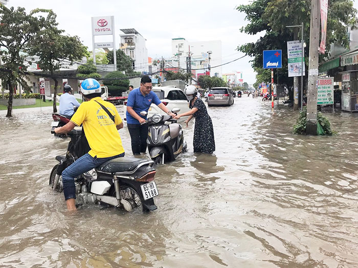 Đoàn viên quận Ninh Kiều hỗ trợ người dân di chuyển an toàn trong đợt triều cường vào đầu tháng 10-2023. Ảnh: CTV