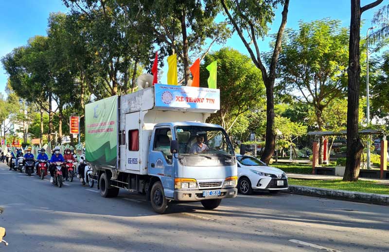 Đoàn viên thanh niên ra quân diễu hành, cổ động nhân dân bảo vệ môi trường.