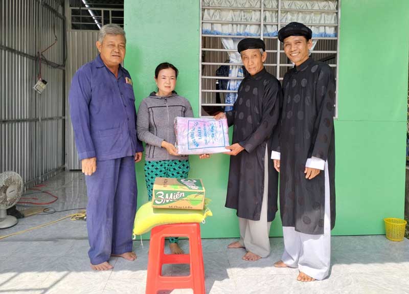 Ban Đại diện Phật giáo Hòa Hảo thành phố bàn giao nhà tình thương cho hộ gia đình có hoàn cảnh khó khăn về nhà ở tại huyện Cờ Đỏ. Ảnh: Ban Đại diện cung cấp