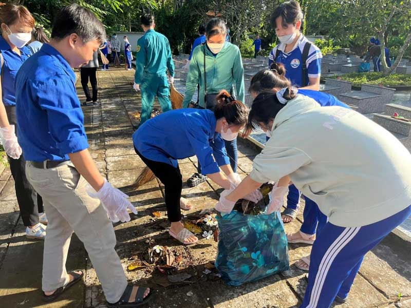 Qua các phong trào thi đua ở địa phương, nhiều đoàn viên, thanh niên phường Thới Thuận được kết nạp vào Đảng.