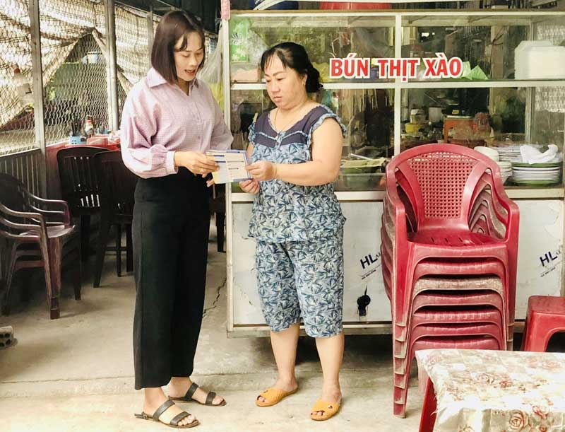 Đa dạng hình thức tuyên truyền an toàn giao thông Cán bộ Hội LHPN phường Thới An (bên trái) tuyên truyền hội viên chấp hành các quy định của pháp luật về đảm bảo ATGT.