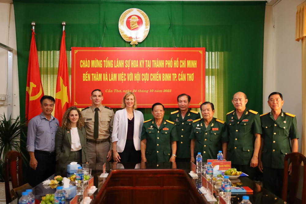 Lãnh đạo Hội Cựu chiến binh TP Cần Thơ chụp hình lưu niệm cùng đoàn công tác Tổng Lãnh sự quán Hoa Kỳ tại buổi gặp.