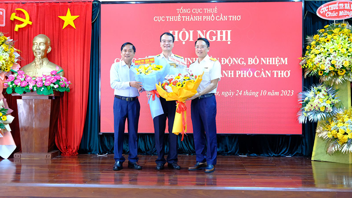 Lãnh đạo Tổng cục Thuế và lãnh đạo TP Cần Thơ trao quyết định bổ nhiệm, tặng hoa chúc mừng ông Phan Tiến Lân giữ chức vụ Cục trưởng Cục Thuế TP Cần Thơ.