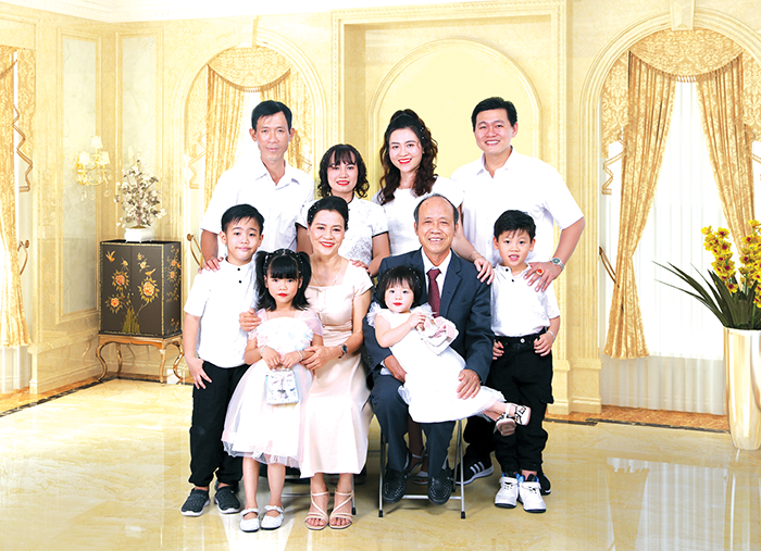 Vợ chồng ông Nguyễn Hải Vỵ - bà Phan Thị Thảo cùng các con, cháu trong gia đình. Ảnh: Nhân vật cung cấp