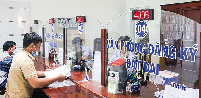 Tất cả 63 tỉnh, thành đã hoàn thành kết nối hệ thống trực tuyến giải quyết TTHC với cơ sở dữ liệu quốc gia về dân cư. Trong ảnh: Người dân thực hiện TTHC tại Bộ phận Một cửa UBND quận Cái Răng, TP Cần Thơ.