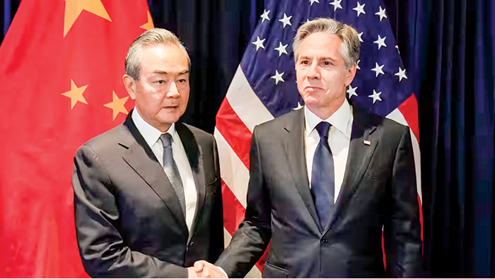 Ngoại trưởng Trung Quốc Vương Nghị (trái) trong cuộc gặp với người đồng cấp Mỹ Blinken hồi tháng 7 tại Indonesia. Ảnh: Reuters