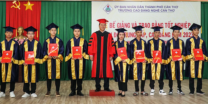 Thạc sĩ Trang Vũ Phương, Hiệu trưởng Trường CĐN Cần Thơ trao bằng tốt nghiệp đến các tân khoa.