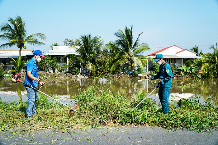 Đoàn viên, thanh niên phường Long Hưng phát quang bụi rậm trên đường Trần Ngọc Hoằng.