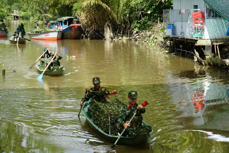 Thực binh hành động vận chuyển, tiếp nhận vũ khí, thương binh… trên sông.