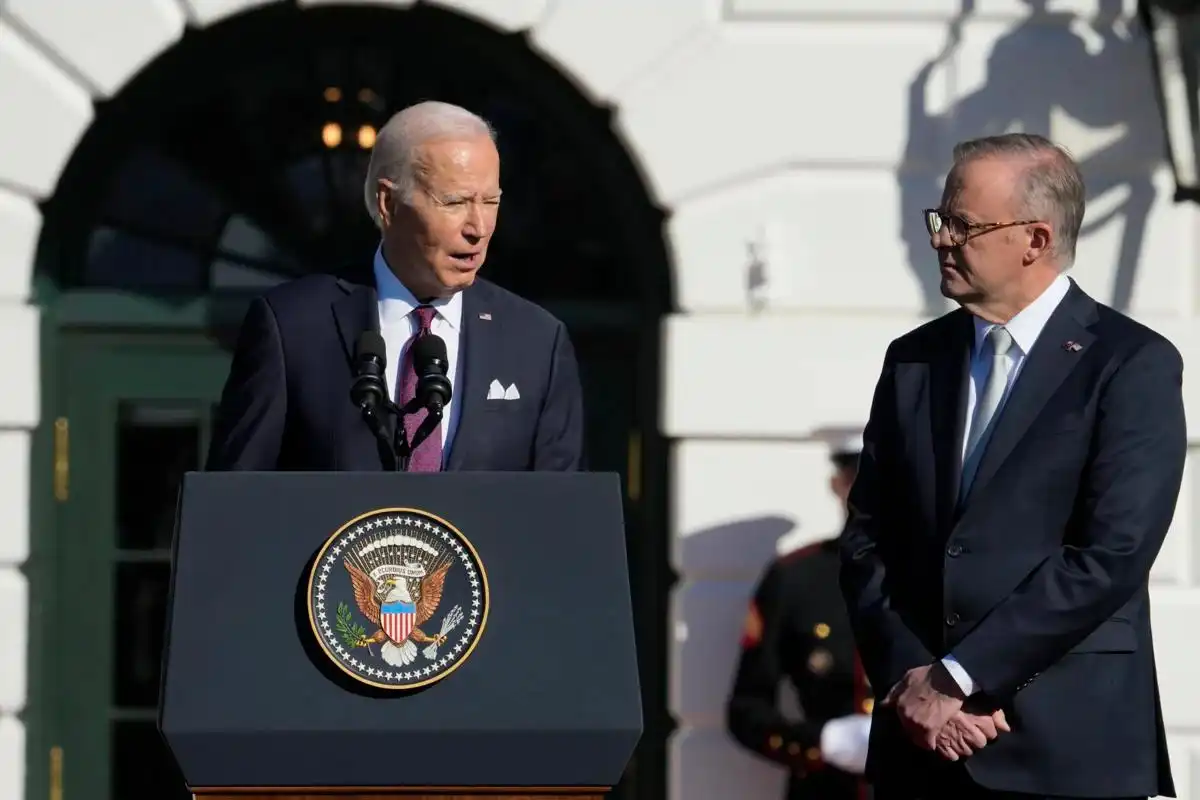 Tổng thống Biden phát biểu tại cuộc họp báo chung với Thủ tướng Úc Albanese hôm 25-10. Ảnh: AP