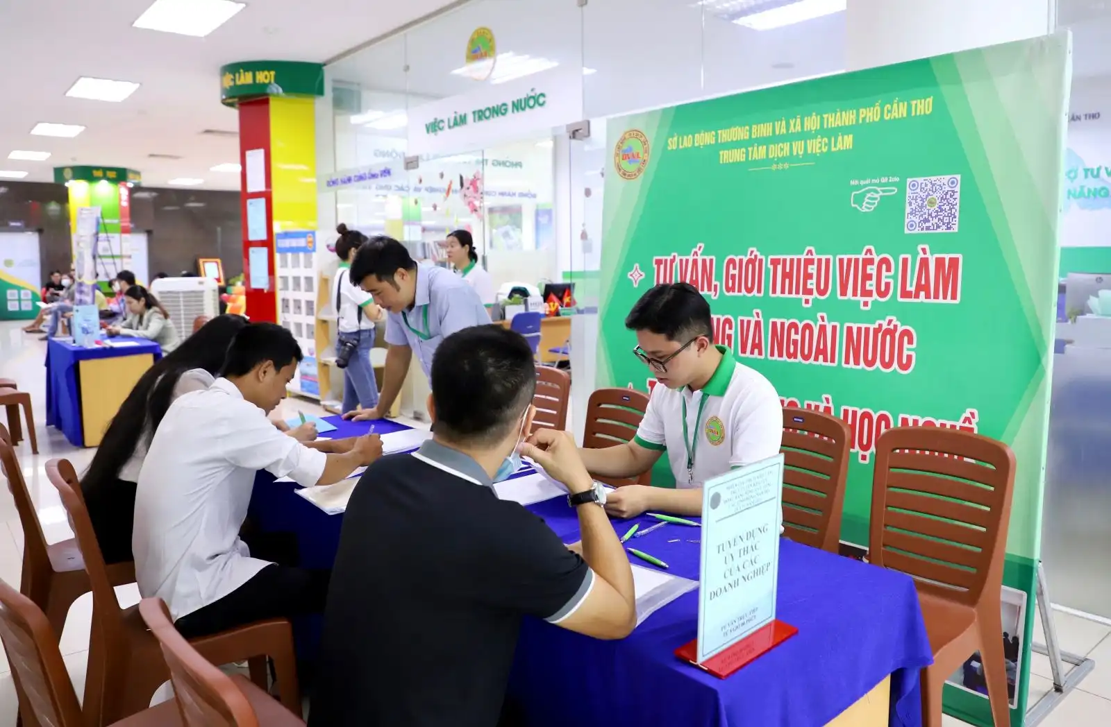 Người lao động&nbsp;TP&nbsp;Cần Thơ tìm hiểu thông tin thị trường lao động tại phiên giao dịch việc làm trực tuyến khu vực. 