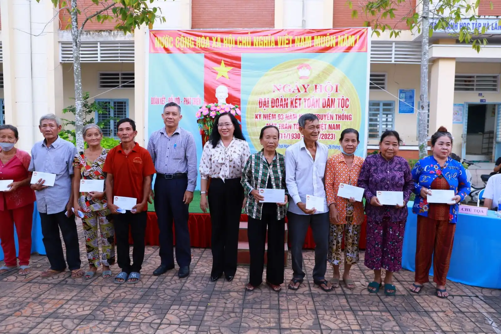 Bà Nguyễn Thúy Hằng (thứ 6 từ phải qua) cùng lãnh đạo quận Thốt Nốt tặng quà những hộ thoát nghèo trong năm 2023. 