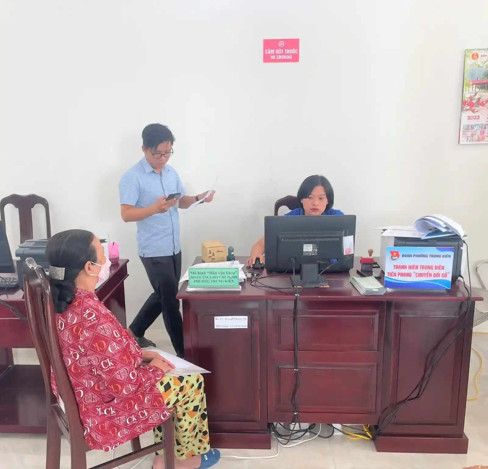 Thanh niên Trung Kiên tiên phong “Chuyển đổi số” Mô hình Thanh niên Trung Kiên tiên phong “Chuyển đổi số” hỗ trợ người dân làm các hồ sơ, thủ tục.