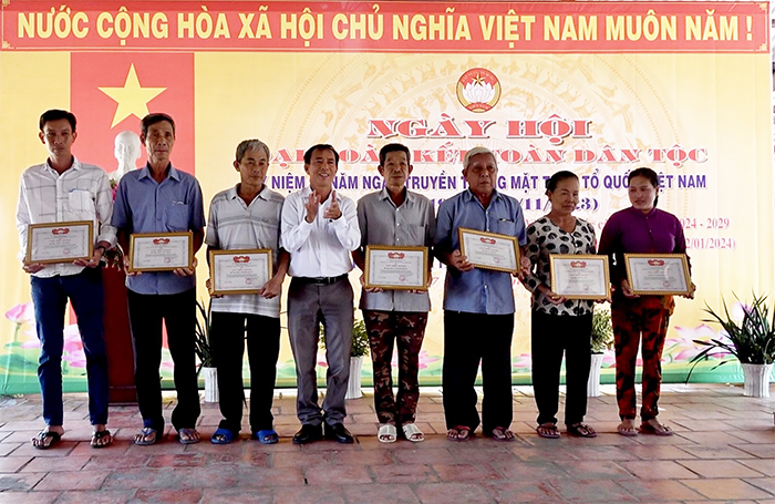 Nhiều gia đình thực hiện tốt các nội dung Thông tri 25 của Ban Thường trực Ủy ban T.Ư MTTQVN được UBND quận Ô Môn biểu dương, khen thưởng. Ảnh: C.H