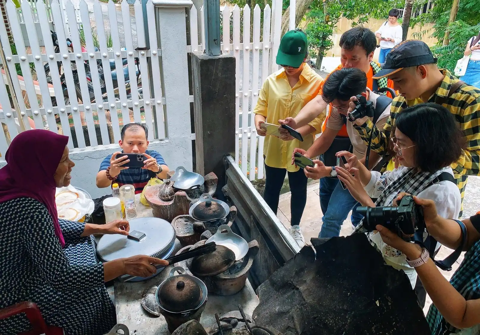 Du khách tham quan và tìm hiểu ẩm thực Chăm tại nhà chị Rofiah, Làng Chăm Châu Giang (xã Châu Phong, thị xã Tân Châu).