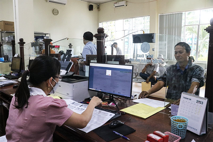 Công chức, viên chức tại Bộ phận Một cửa UBND quận Ninh Kiều đang xử lý hồ sơ của công dân trên Hệ thống thông tin giải quyết TTHC thành phố.