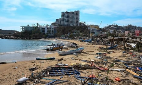 Một bãi biển ở Acapulco tan hoang sau bão. Ảnh: AFP