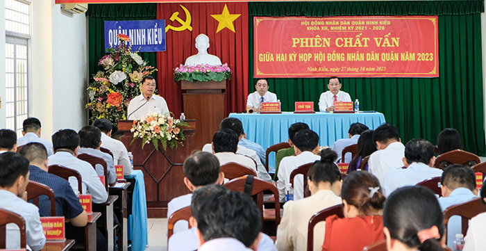 HĐND quận Ninh Kiều tổ chức phiên chất vấn giữa 2 kỳ họp Lãnh đạo Phòng Tài nguyên và Môi trường quận Ninh Kiều giải trình các vấn đề đại biểu HĐND chất vấn.