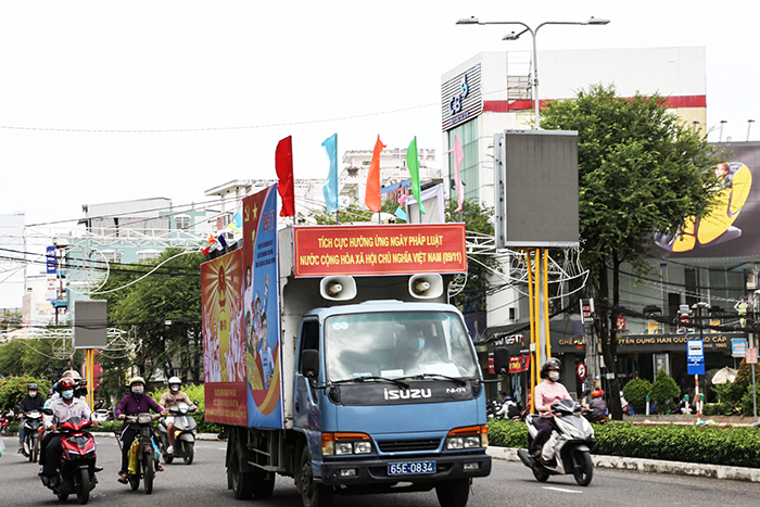 Xe truyền thông lưu động hưởng ứng Ngày Pháp luật nước CHXHCN Việt Nam năm 2022.